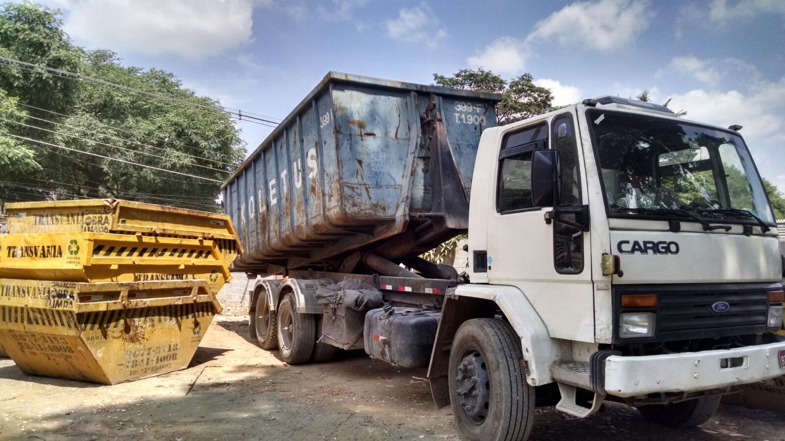 Limpeza de Terreno no Centro - Retirada de Terra de Terreno