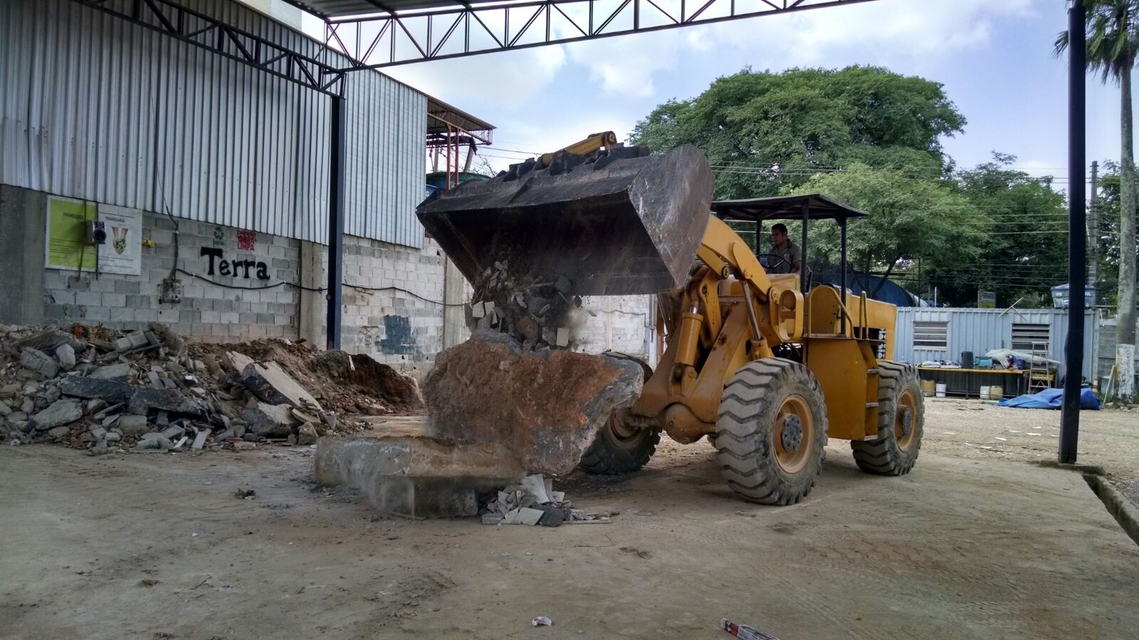 Procuro Limpeza de Terreno na Vila Camilópolis - Retirada de Terra de Terreno